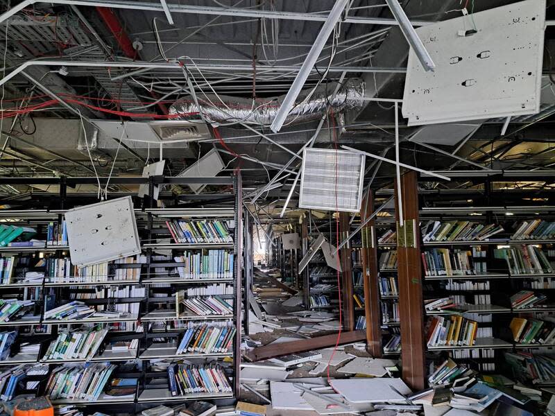 花蓮強震  東華大學圖書館也有災情 0403花蓮強震，國立東華大學理工學院、學生宿舍受 損嚴重之外；圖書館也有災情，天花板輕鋼架掉落， 現場一片狼藉。 （東華大學提供） 中央社記者李先鳳傳真  113年4月16日 