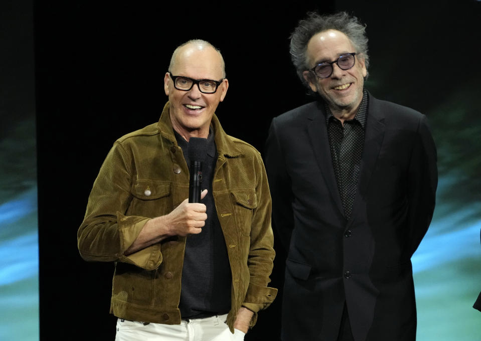 Michael Keaton, izquierda, astro de la próxima película "Beetlejuice Beetlejuice", habla junto al director Tim Burton durante la presentación de Warner Bros. Pictures en CinemaCon 2024, el martes 9 de abril de 2024, en Las Vegas. (Foto AP/Chris Pizzello)