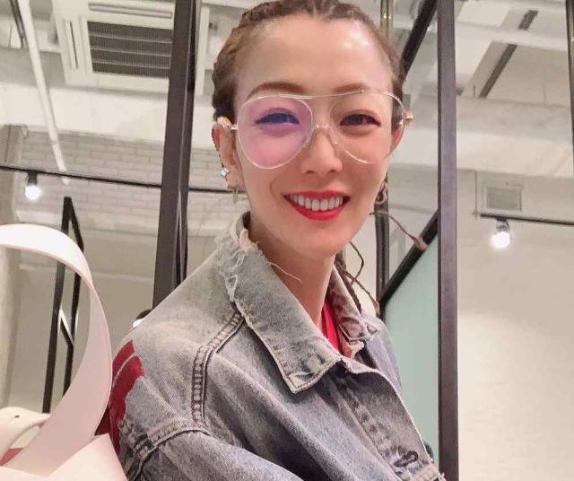 Cantopop Queen Sammi Cheng Sneaks Off On Holiday With Husband To England