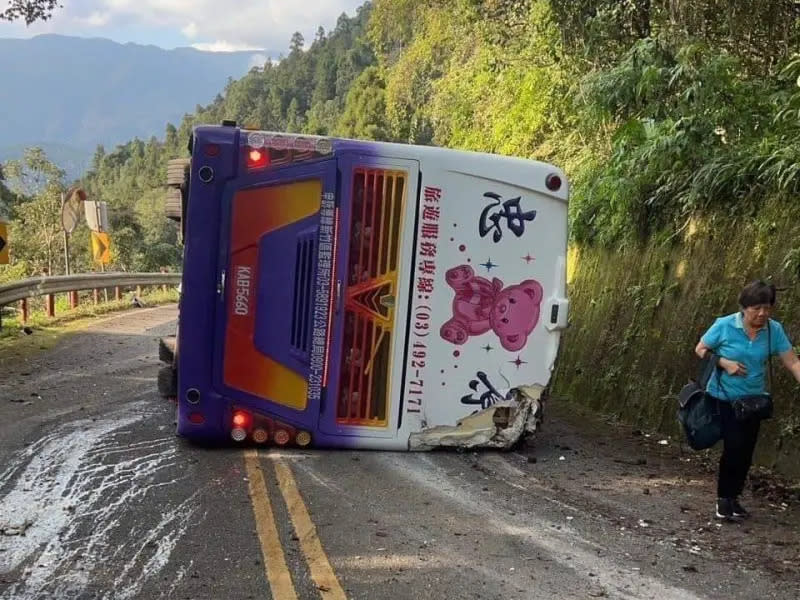 ▲遊覽車重大事故頻傳，3週內就有2起死傷意外，也讓許多民眾出遊提心吊膽，即便業者有投保責任險，保險專家建議，民眾仍要自行購買旅遊綜合保險，加強個人出遊的安全保障。（圖／翻攝畫面）