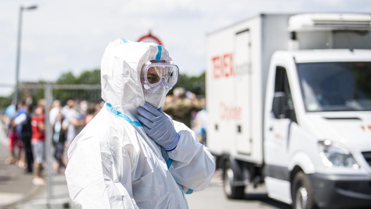 Ein Bundeswehr-Soldat im Schutzanzug und mit Mund-Nasenschutzmaske in Verl. Dort stehen mehrere Mehrfamilienhäuser, in denen Werkvertragsarbeiter der Firma Tönnies leben, unter Quarantäne.