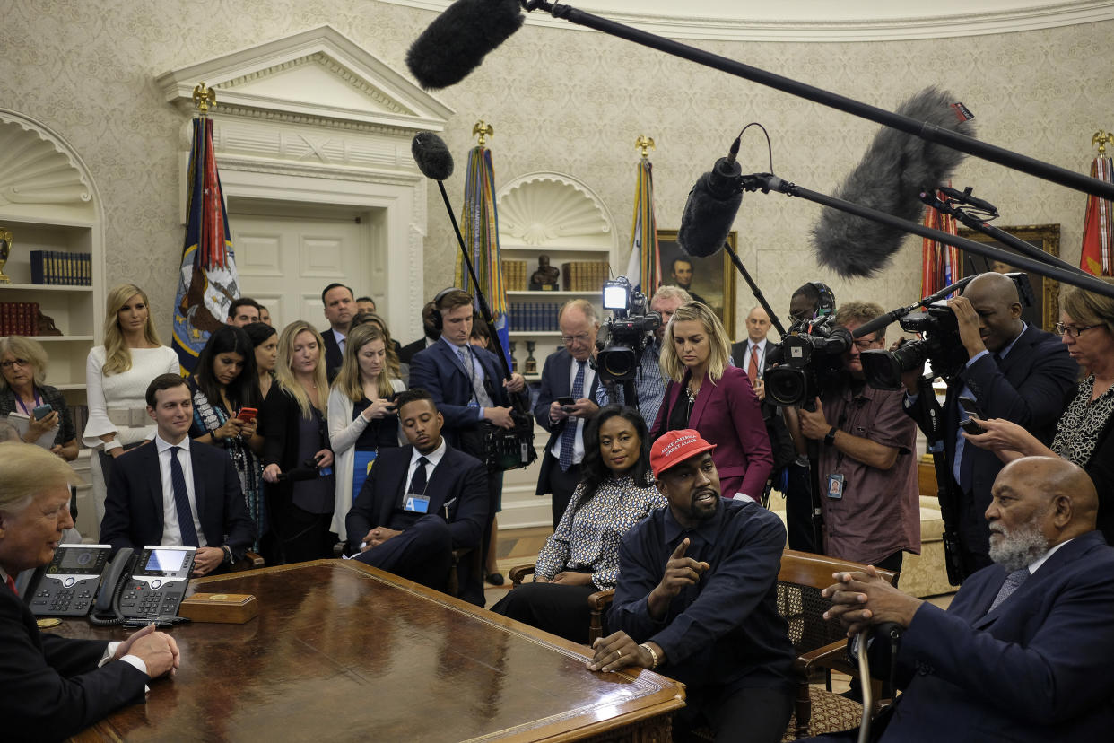 El presidente Donald Trump recibe a Kanye West en la Casa Blanca en Washington, el 11 de octubre de 2018. (Gabriella Demczuk/The New York Times)