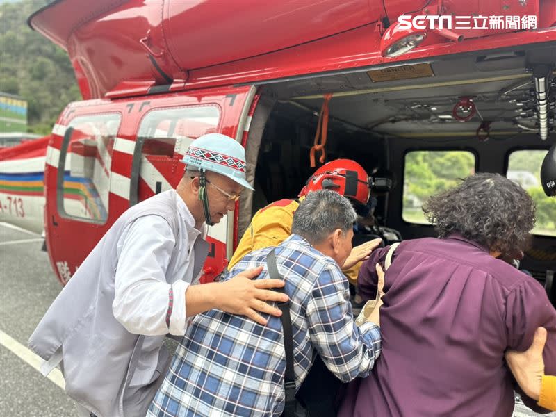 天祥晶英酒店房客搭乘直升機下山。（圖／翻攝畫面）