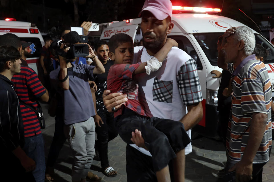 Un palestino herido en el bombardeo de un edificio residencial en el campo de refugiados de Bureij es trasladado al hospital Mártires de al-Aqsa en Deir al-Balah, en el centro de la Franja de Gaza, la noche del martes 4 de junio de 2024. (AP Foto/Saher Alghorra)