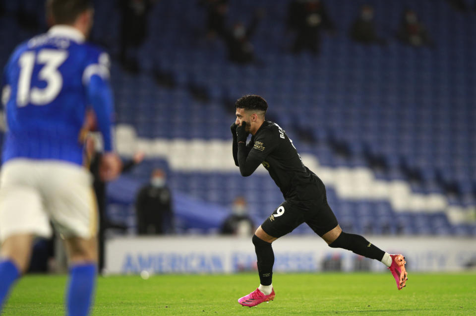 Said Banrahma del West Ham celebra tras anotar el gol del empate de su equipo en el encuentro ante el Brighton en la Liga Premier el sábado 15 de mayo del 2021. (AP Photo/Ian Walton, Pool)