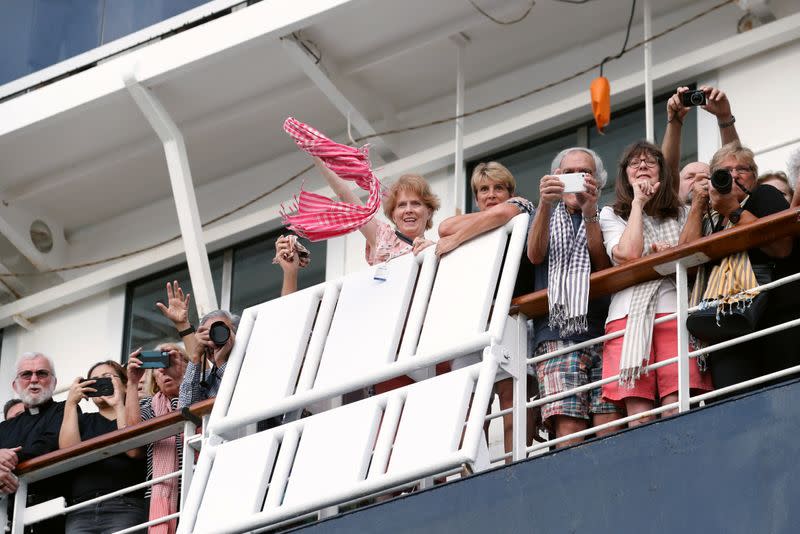 Pasajeros a bordo del MS Westerdam, un crucero que pasó dos semanas en el mar después de que cinco países lo rechazaran por temor a que alguien a bordo pudiera tener el coronavirus, son vistos en Sihanoukville, Camboya