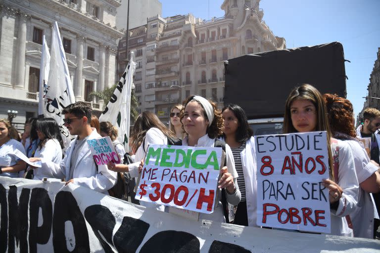 Las condiciones laborales, una de las causas de la pérdida de interés por la residencia entre los médicos jóvenes