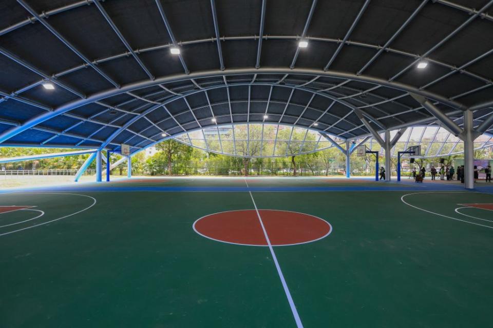 明華國中北高雄青少年籃球基地落成後，可提供北高民眾優良運動場所、培養良好運動習慣。　（記者王正平攝）<br />　