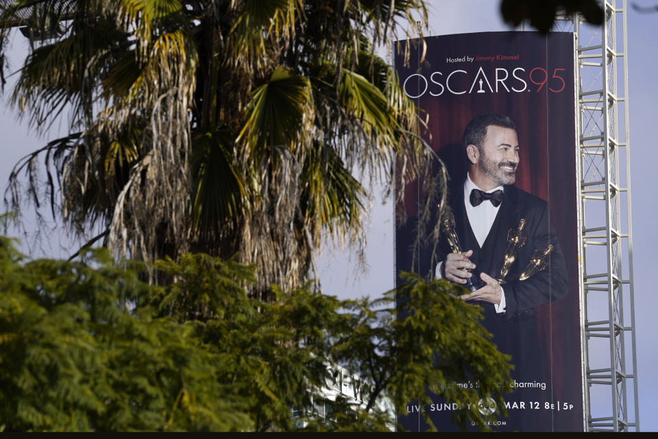 Un anuncio de la 95a edición de los Premios de la Academia con el maestro de ceremonias Jimmy Kimmel, el 8 de marzo de 2023, cerca del Teatro Dolby en Los Angeles. (Foto AP/Chris Pizzello)