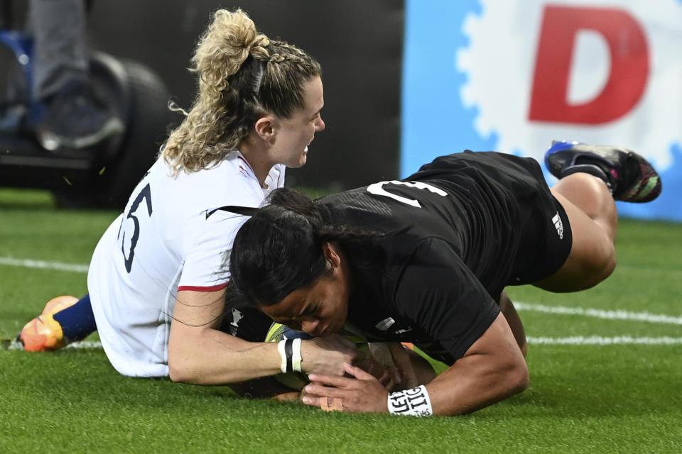 England's Ellie Kildunne, left, is unable to stop New Zealand's Ayesha Leti-l'iga from scoring a try during the final of the women's rugby World Cup at Eden Park in Auckland, New Zealand, Saturday, Nov.12, 2022. (Andrew Cornaga/Photosport via AP)