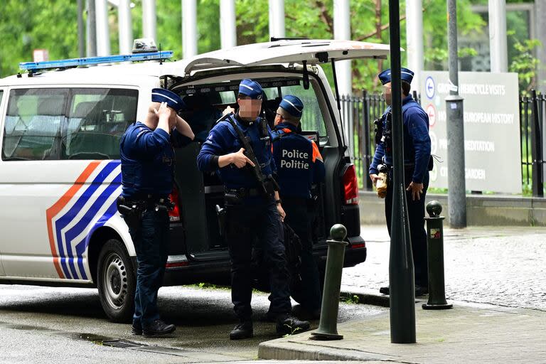 La policía belga llega para llevar a cabo registros en el edificio del Parlamento Europeo como parte de una investigación belga sobre la sospecha de injerencia rusa y la corrupción en Bruselas el 29 de mayo de 2024.