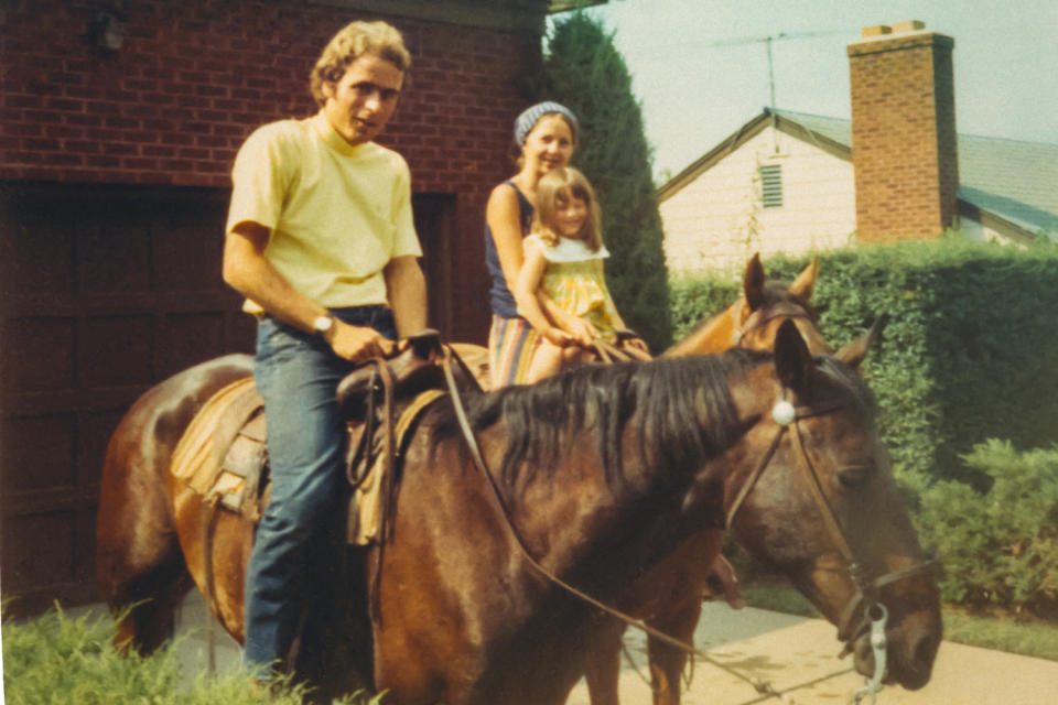 Ted Bundy with girlfriend Elizabeth Kendall and her daughter Molly. (Credit: Amazon Prime)