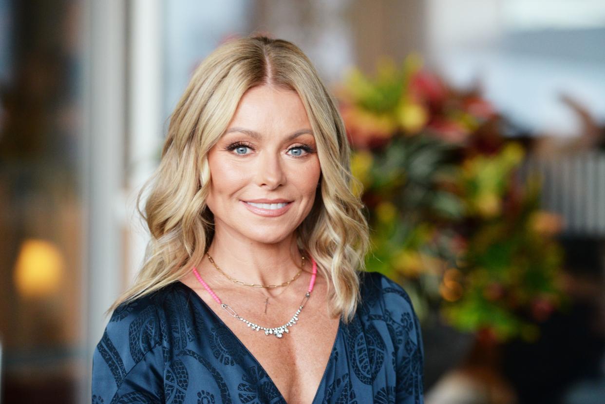 Kelly Ripa looks amazing in an close-range image as she smiles like an angel