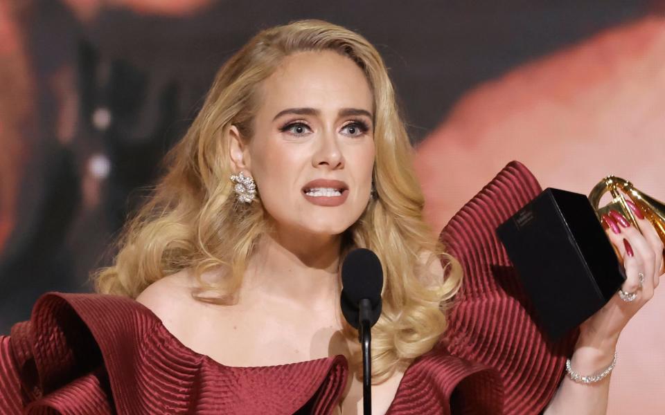 Pop-Sängerin Adele empörte sich während eines ihrer Konzerte in Las Vegas über den Trend, dass immer häufiger Fans Dinge auf die Bühne werfen - und damit Künstlerinnen und Künstler teilweise auch verletzen. (Bild: 2023 for The Recording Academy/Kevin Winter)