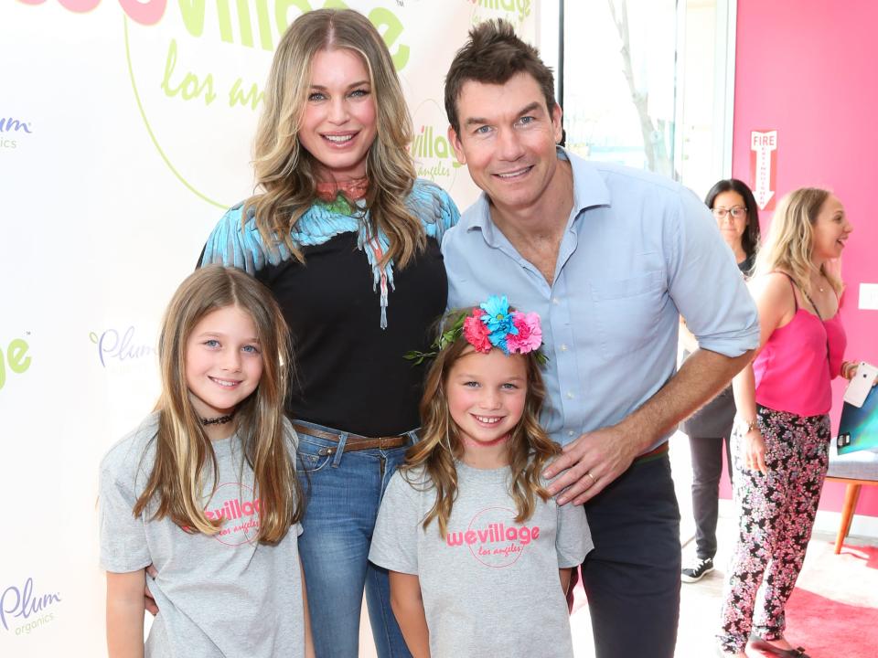 rebecca romijn and jerry o'connell with their twin daughters in 2017