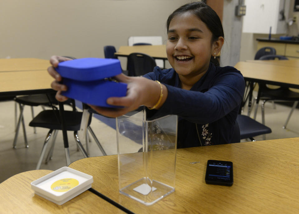 Así presentaba Gitanjali Rao, con 11 años, su invento Tethy para detectar plomo en el agua. (Foto: Kathryn Scott/The Denver Post via Getty Images)