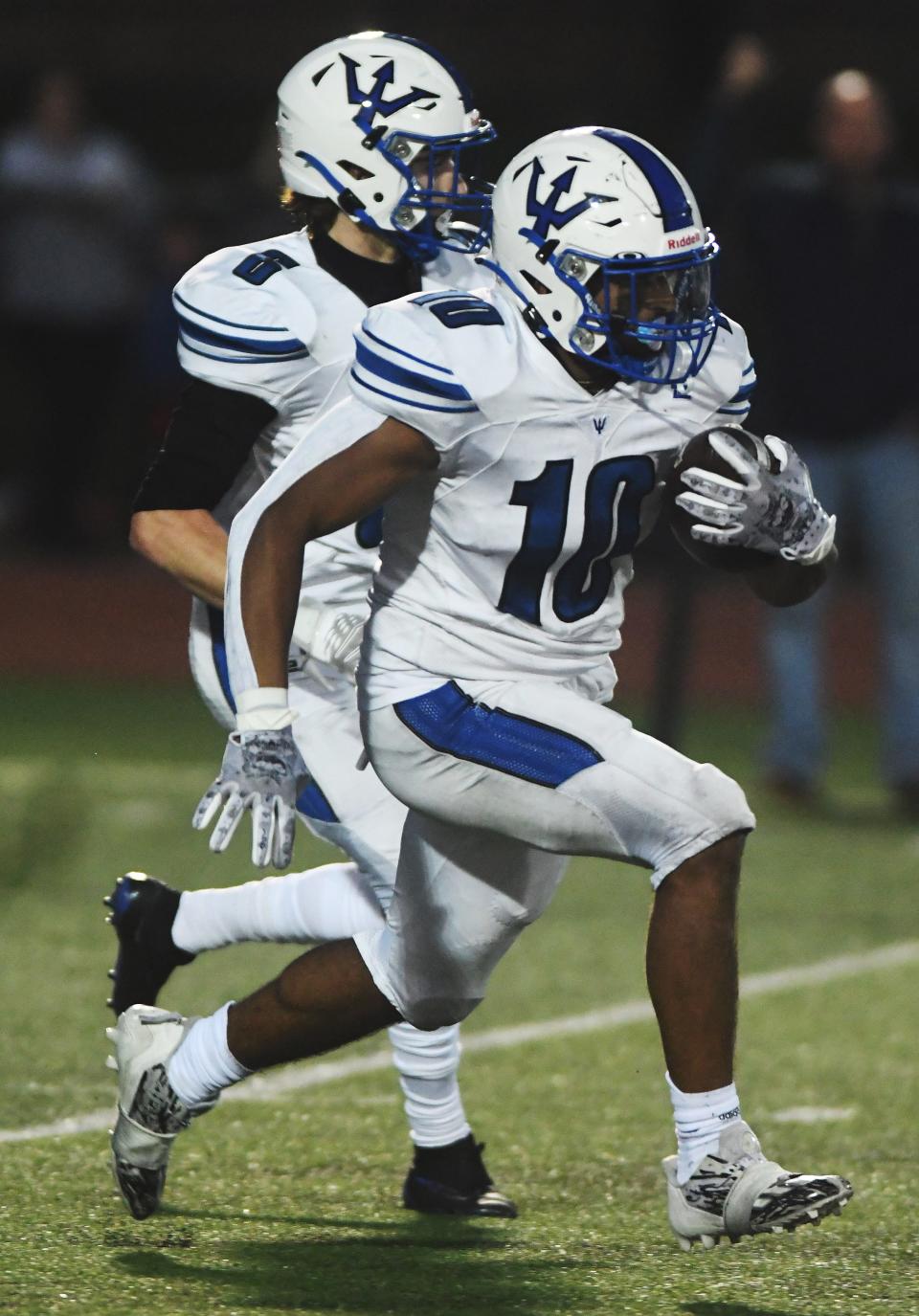 Mekhi Fortes of Batavia breaks off an 81-yard touchdown run on the first play from scrimmage against Honeoye Falls-Lima.