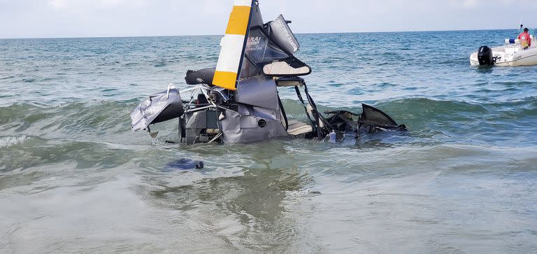 Una aeronave cayó en una playa y quedó completamente destruida