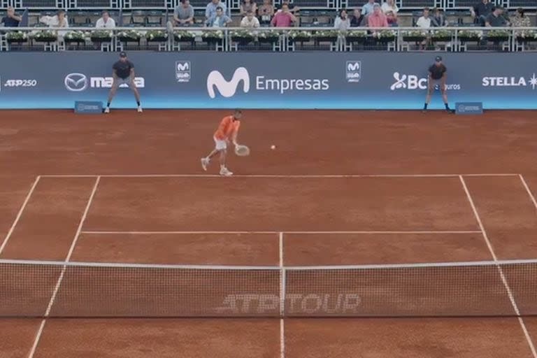 Para empezar el partido contra el local Nicolás Jarry en el Chile Open, Corentin Moutet sacó de abajo; ganó el punto con un ace lentísimo.