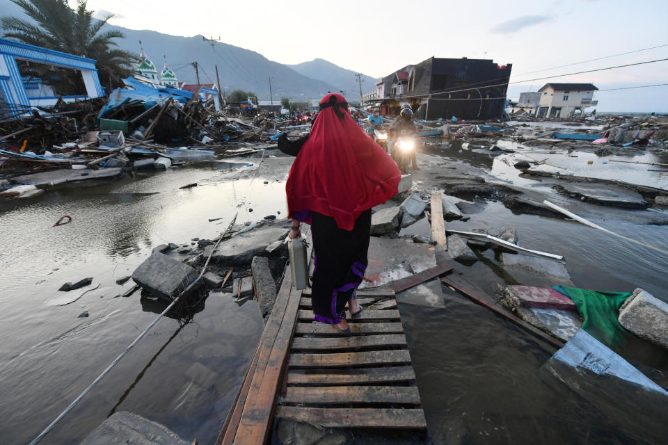 Deadly earthquake and tsunami kill hundreds in Sulawesi, Indonesia