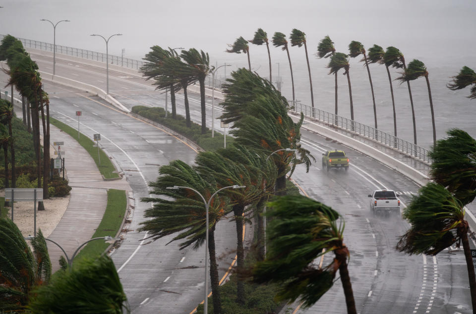 <p>SARASOTA, FL - 28 DE SEPTIEMBRE: Los automovilistas viajan a través de John Ringling Causeway mientras el huracán Ian avanza hacia el sur el 28 de septiembre de 2022 en Sarasota, Florida. La tormenta tocó tierra en los Estados Unidos en Cayo Costa, Florida esta tarde como un huracán de categoría 4 con velocidades de viento de más de 140 millas por hora en algunas áreas. (Foto de Sean Rayford/Getty Images)</p> 