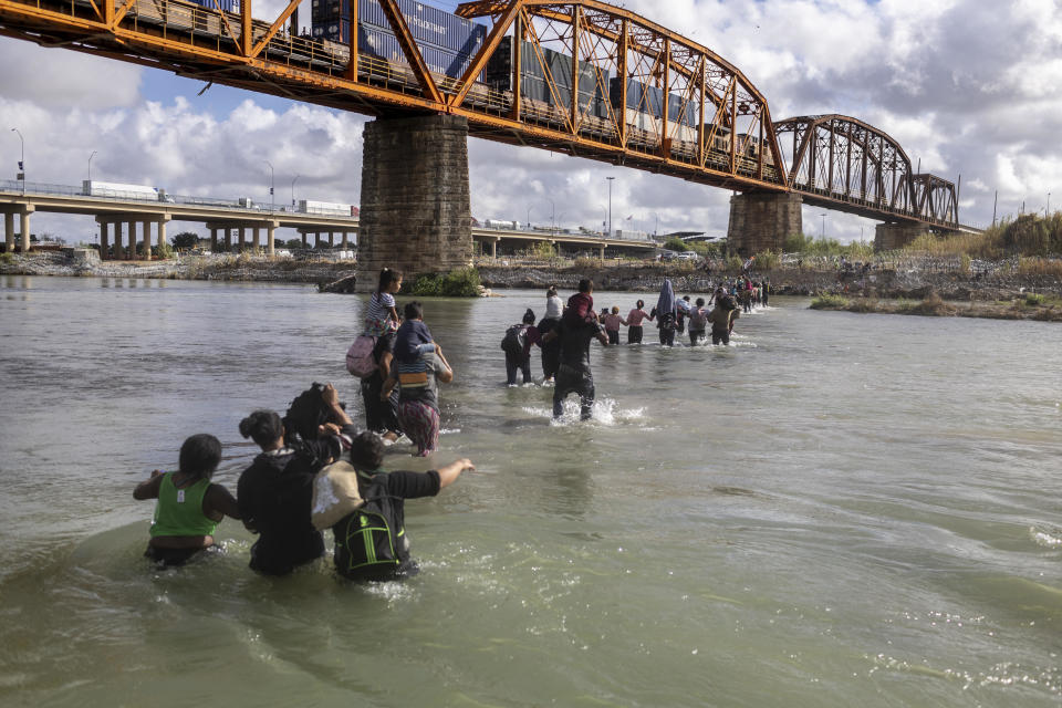 Los solicitantes de asilo cruzan el Río Grande desde México hacia Estados Unidos el 30 de septiembre de 2023 en Eagle Pass, Texas.  /Crédito: John Moore/Getty Images