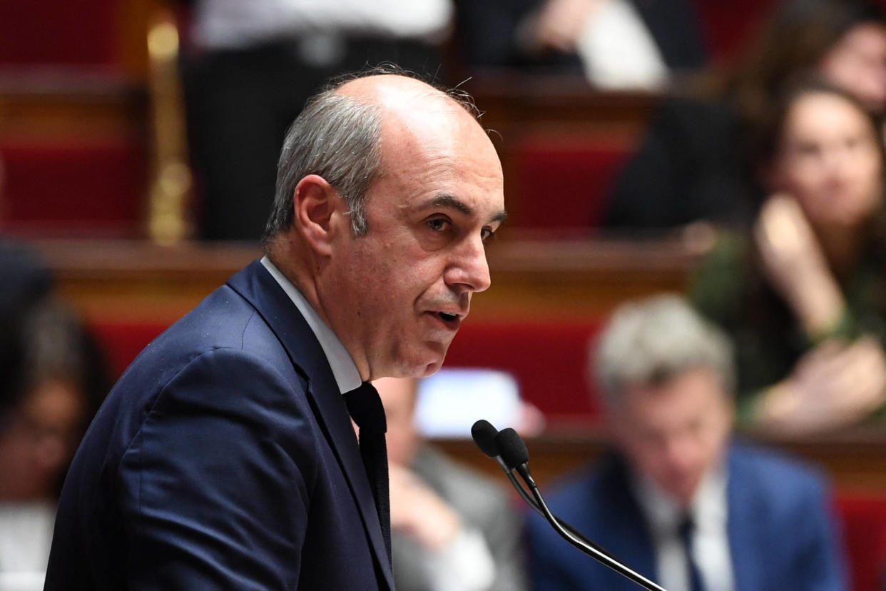 Olivier Marleix, président du groupe LR à l’Assemblée, refuse de condamner les 19 élus de osn groupe qui ont voté la motion de censure contre Élisabeth Borne. 