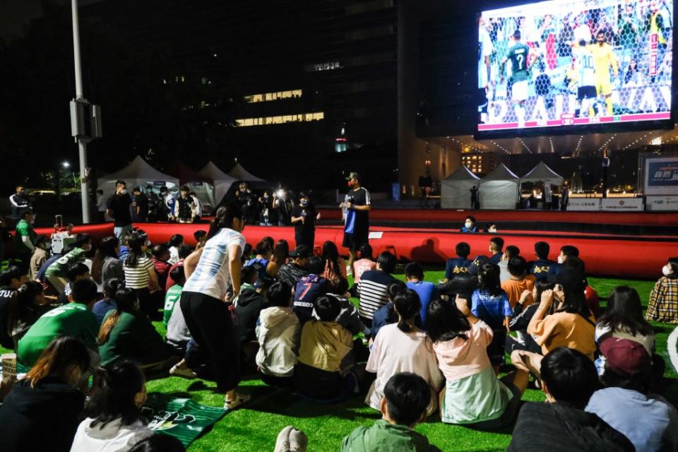 台中市政府世足賽直播派對，邀市民到府前廣場一起瘋二０二二卡達世界盃。（記者徐義雄攝）