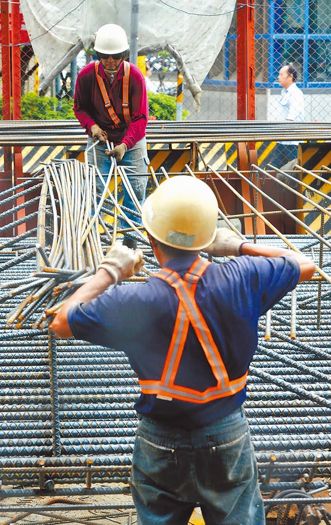 統計處23日公布107年6月份工業生產、批發、零售及餐飲業動態調查等統計，圖為工人作業情形。（本報資料照片）