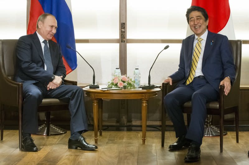 日本首相安倍晉三（右）與俄羅斯總統普京（左）就北方領土問題舉行峰會（AP）