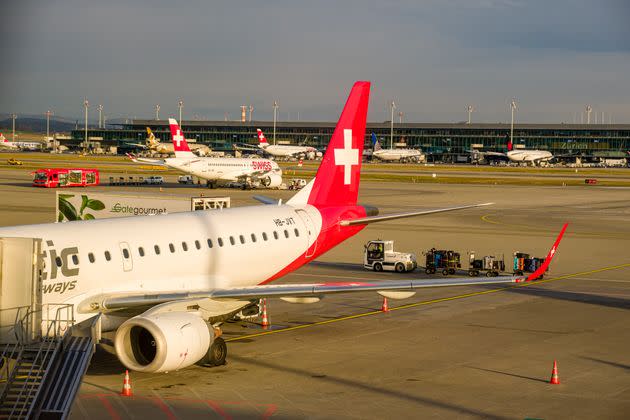 L'aéroport de Zurich, photographié ici en 2017, est fermé suite à une panne technique qui paralyse le ciel suisse. (Photo: Frank Bienewald via Getty Images)