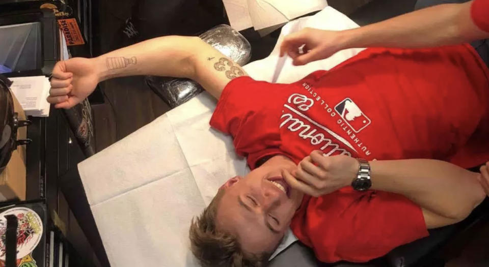 Jakub Vrana in some obvious discomfort while getting his tattoo in June. (Photo from www.russianmachineneverbreaks.com)