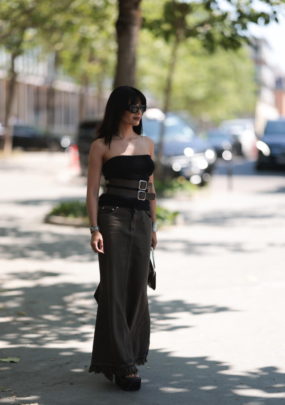 Woman wearing the double belt trend