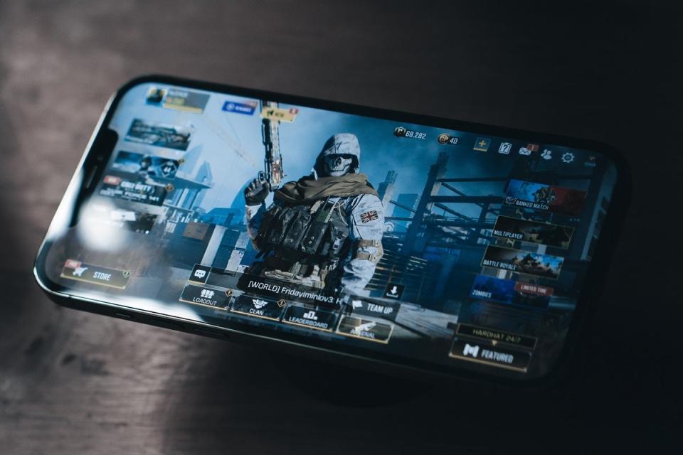 Call of Duty on an iPhone (Alexander Cifuentes/Unsplash)