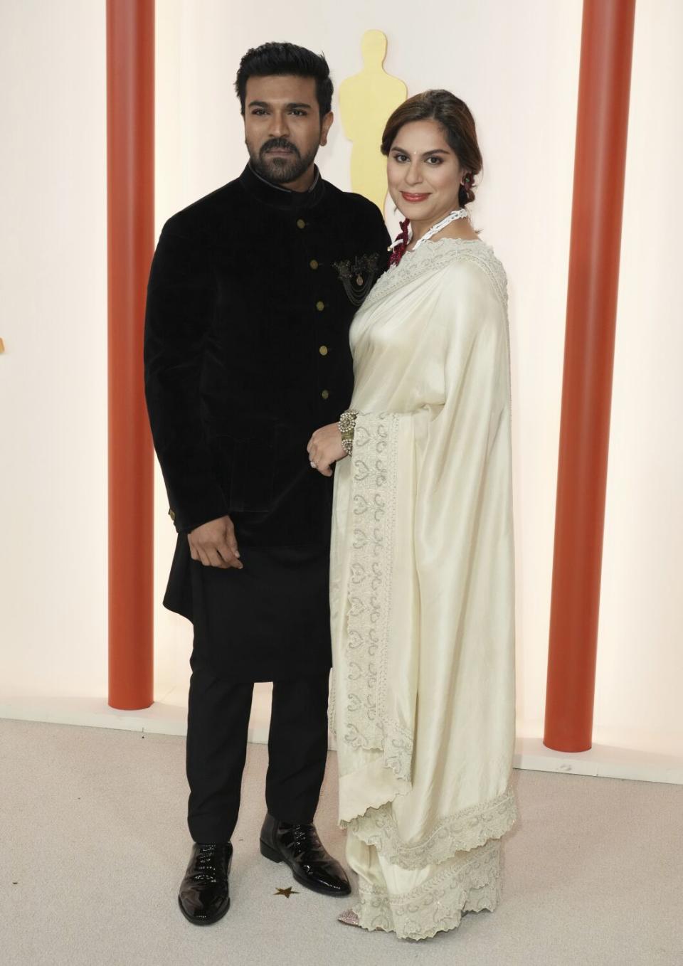 Ram Charan y Upasana Kamineni posan en la alfombra del Dolby Theatre enLos Angeles.