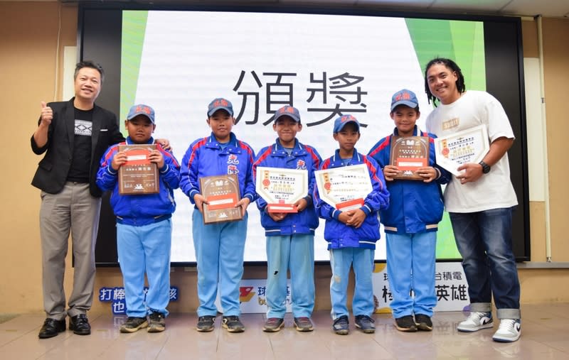 吉力吉撈．鞏冠擔任球芽頒獎嘉賓 勉勵小球員 球芽基金11日邀請中華職棒味全龍隊重砲吉力吉撈． 鞏冠（右）到台中市擔任獎學金頒獎嘉賓，公開表揚 今年得獎的小球芽，並勉勵小球員克服挫折。 （球芽基金提供） 中央社記者謝靜雯傳真  112年12月11日 