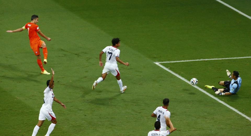 Costa Rica's goalkeeper Keilor Navas (R) makes a save on a shot at goal by Robin van Persie of the Netherlands (top L) during their 2014 World Cup quarter-finals at the Fonte Nova arena in Salvador July 5, 2014. REUTERS/Ruben Sprich