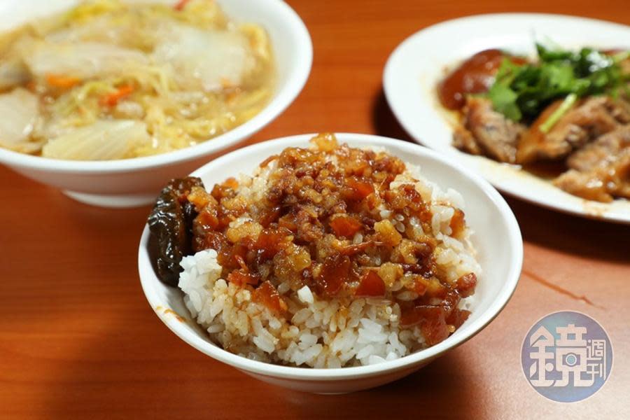 黃記魯肉飯的「滷肉飯」（前，30元／小碗），肥瘦比約8:2，兼具黏嘴膠質和肉香，米飯較乾鬆；「滷白菜」（左後，50元╱份）很有辦桌菜的fu。