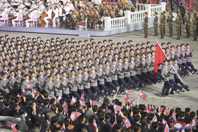 北韓的朝鮮人民軍方隊正通過閱兵台。（美聯社）