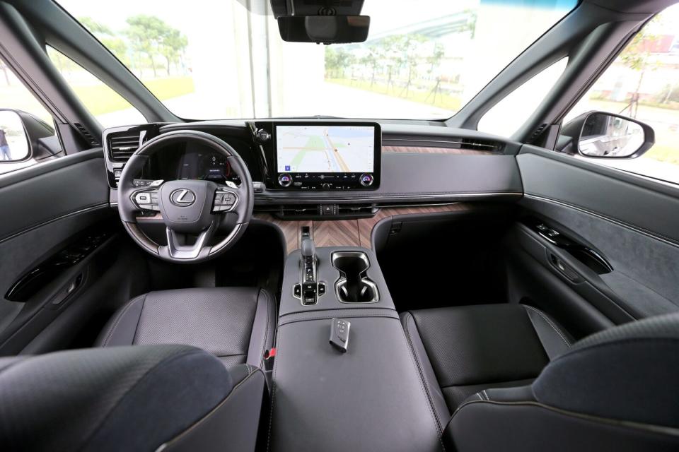 全新LM同樣有著品牌新世代Tazuna的全環繞式駕駛艙設計，並以大面積皮革的包覆以及矢羽根木紋飾板與麂皮材質的搭配，來營造出高級豪華質感氛圍。