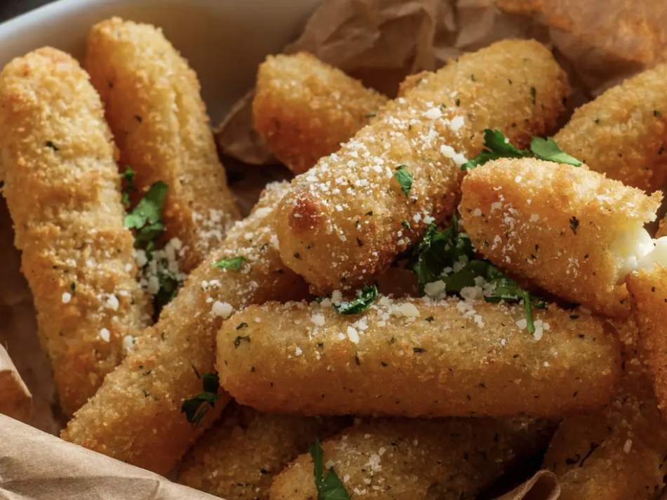 Ihr könnt Mozzarella-Sticks im Laden kaufen oder selbst herstellen. - Copyright: Ezume Images/Shuttershock