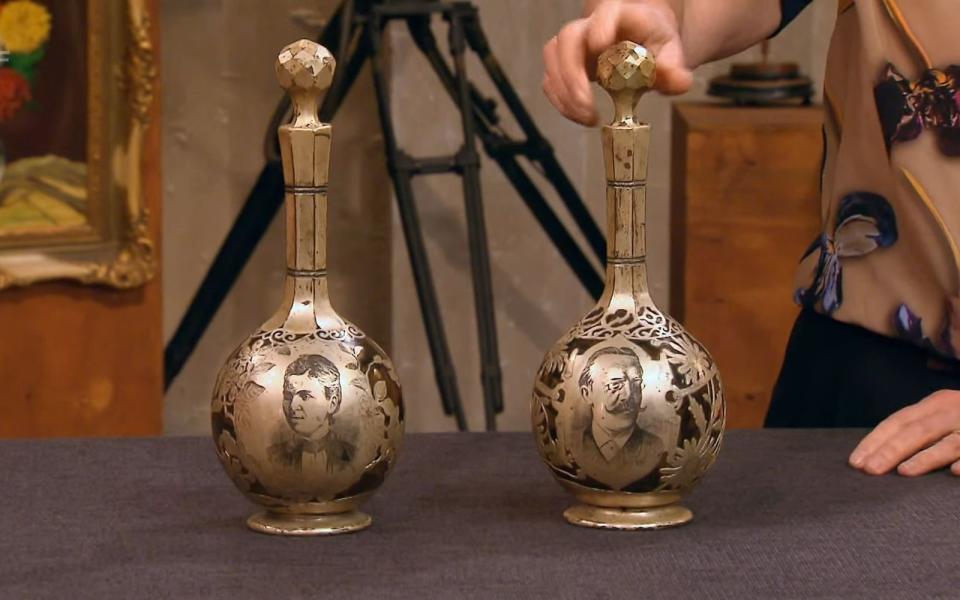 Die weiteren Raritäten: Die beiden Glasflaschen mit Silberauflage aus der Zeit zwischen 1880 und 1890 waren 500 bis 700 Euro wert. (Bild: ZDF)