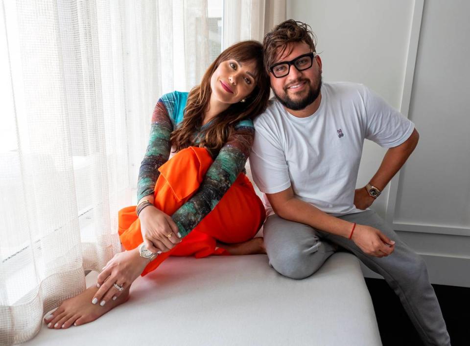 Los cómicos e influencers de las redes sociales Aly Sánchez y José Mesa son fotografiados en una casa el miércoles 5 de julio de 2023, en Miami, Florida. 