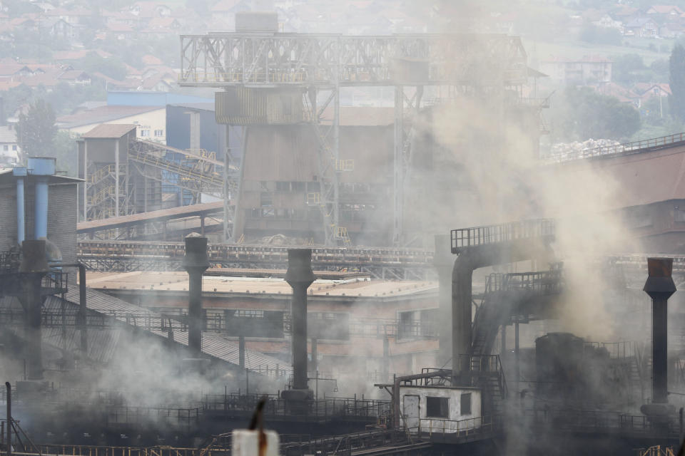 Fábrica de la compañía Mittal Steel en Bosnia. (AP Photo/Almir Alic)