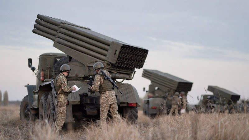 Tropas ucranianas se congresan cerca de lanzadores de proyectiles BM-21 "Grad" durante ejercicios militares en la región de Kherson, Ucrania- Enero 19, 2022. ATENCIÓN EDITORES: ESTA IMAGEN HA SIDO PROVISTA POR UNA TERCERA PARTE.