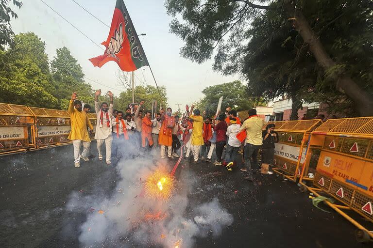 Simpatizantes del Partido Bharatiya Janata (BJP) encienden petardos después de enterarse de la victoria de un candidato durante el recuento de votos en las elecciones nacionales de la India, en Nueva Delhi, India, el martes 4 de junio de 2024.