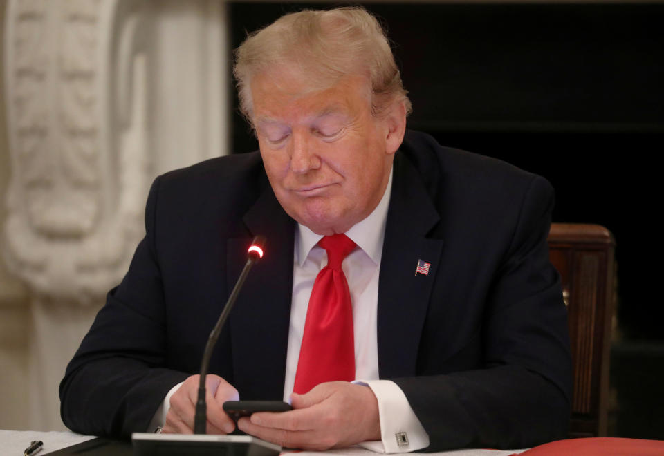 Donald Trump mit seinem Smartphone im State Dining Room des Weißen Hauses im Sommer 2020.