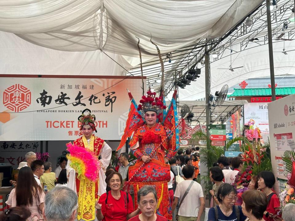 Hokkien lam ann festival - people on stilts