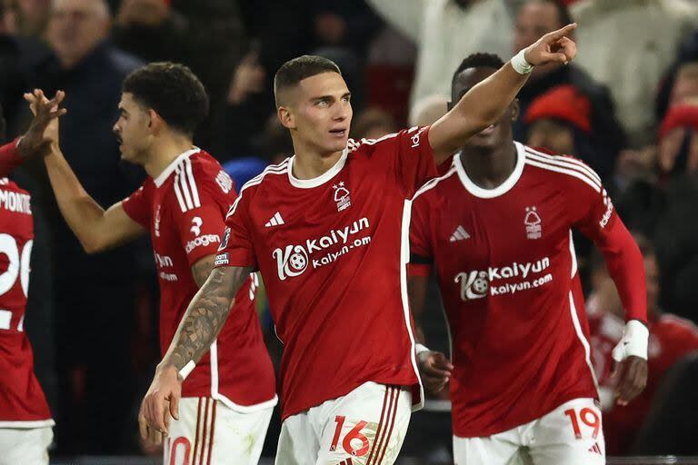 Para allá: Nottingham Forest celebró con la clase (y un gol) de Nicolás Domínguez