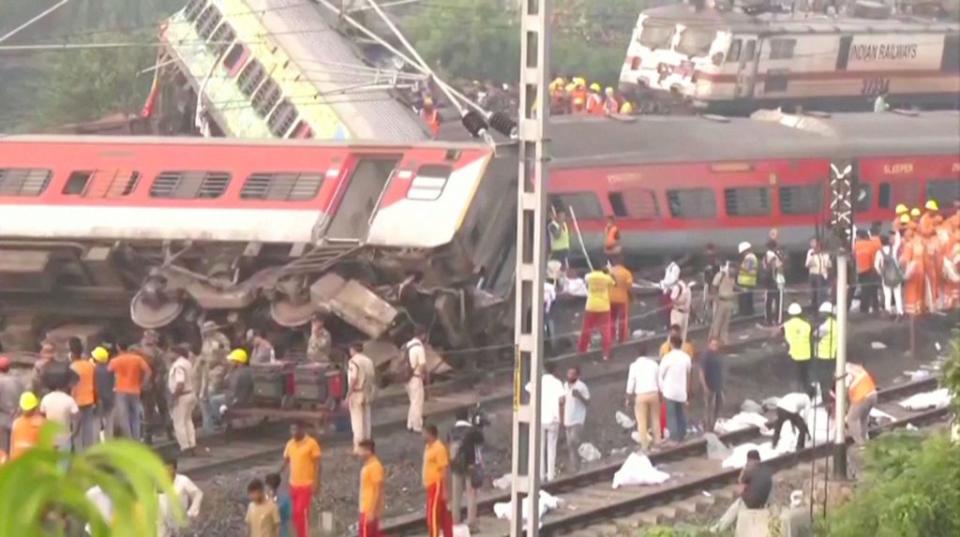 印度二日晚間發生三列火車相撞的重大交通事故，已知超過二百六十一人罹難、近九百人受傷。（路透）